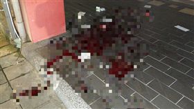 恐怖！疑感情糾紛引殺機　18歲男熱鬧商圈遭5男狠砍雙腿（圖／翻攝畫面）