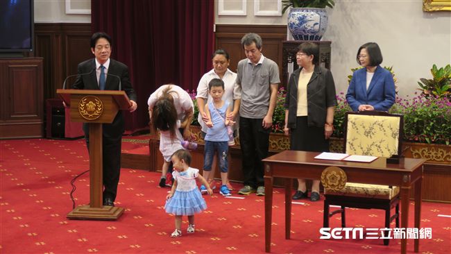 總統簽署兒少帳戶條例　小女孩趴趴走