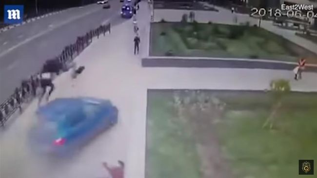 3人遭轎車撞飛狠輾　恐怖畫面曝光！