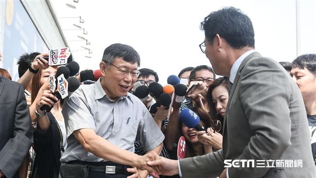 姚、柯首度同台　握手致意互動冷