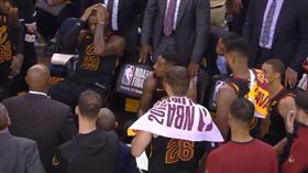 LeBron James在板凳上無言以對（圖／翻攝自YouTube）