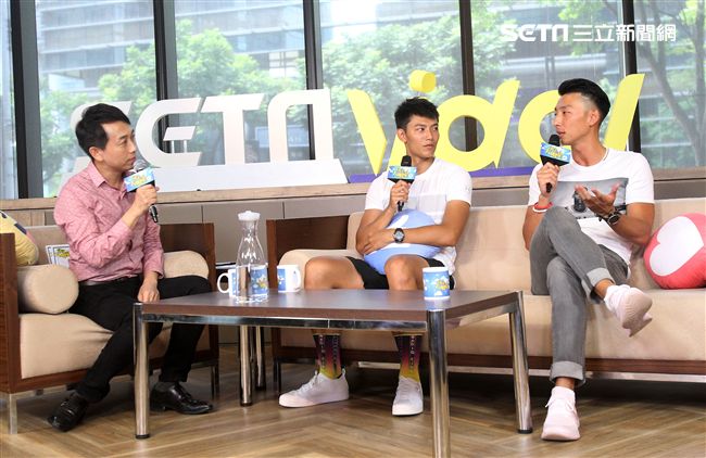 愛玩客主持人賴東賢、賴俊龍安安大明星。（記者邱榮吉/攝影）