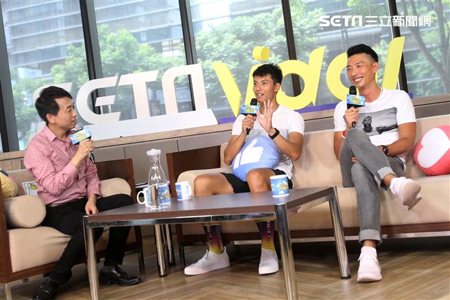 愛玩客主持人賴東賢、賴俊龍安安大明星。（記者邱榮吉/攝影）
