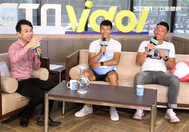 愛玩客主持人賴東賢、賴俊龍安安大明星。（記者邱榮吉/攝影）