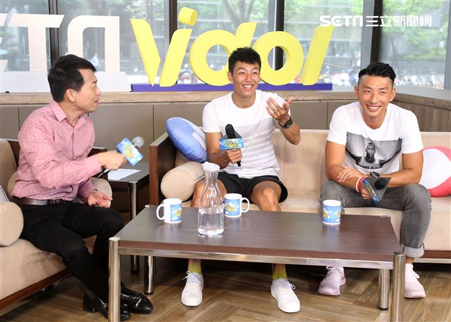愛玩客主持人賴東賢、賴俊龍安安大明星。（記者邱榮吉/攝影）
