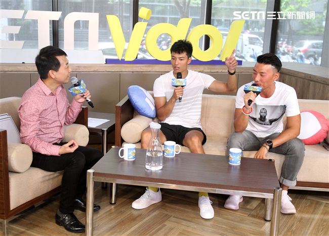 愛玩客主持人賴東賢、賴俊龍安安大明星。（記者邱榮吉/攝影）
