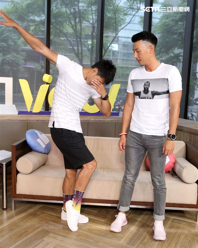 愛玩客主持人賴東賢、賴俊龍安安大明星。（記者邱榮吉/攝影）