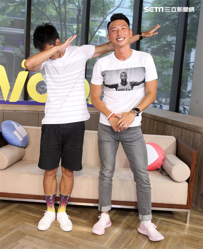 愛玩客主持人賴東賢、賴俊龍安安大明星。（記者邱榮吉/攝影）