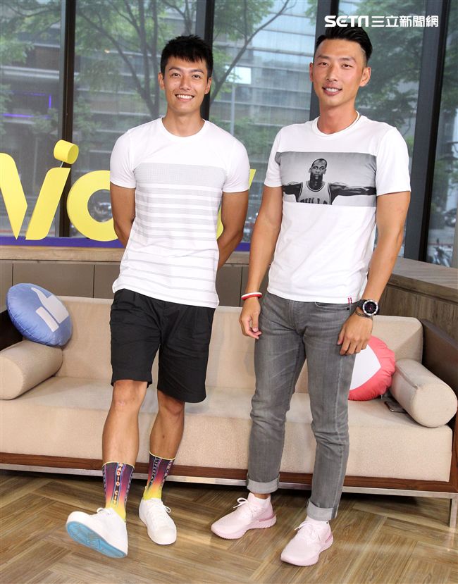 愛玩客主持人賴東賢、賴俊龍安安大明星。（記者邱榮吉/攝影）