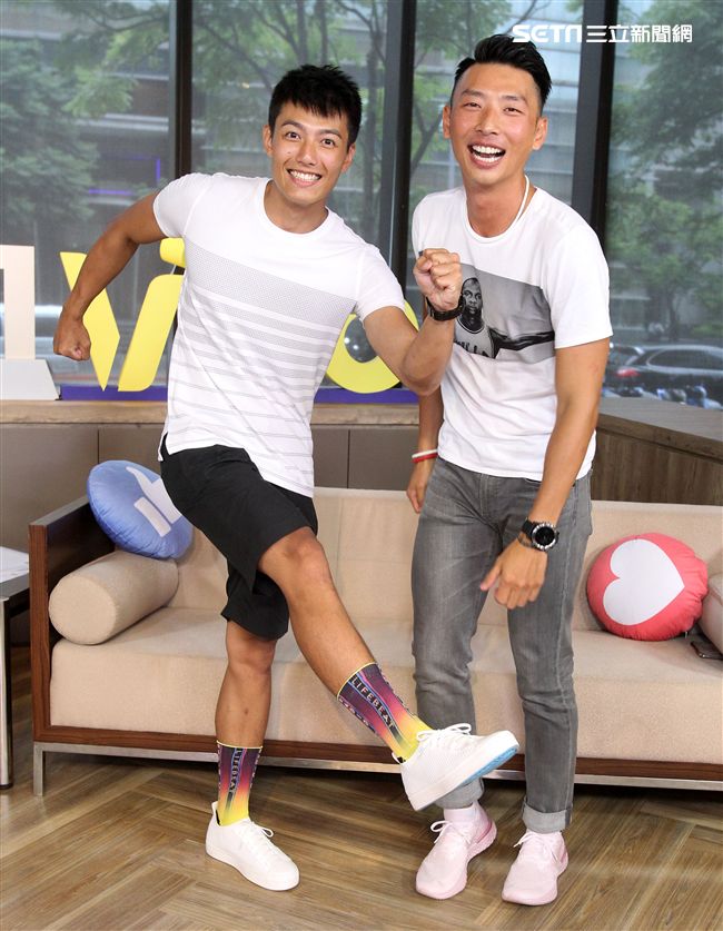 愛玩客主持人賴東賢、賴俊龍安安大明星。（記者邱榮吉/攝影）