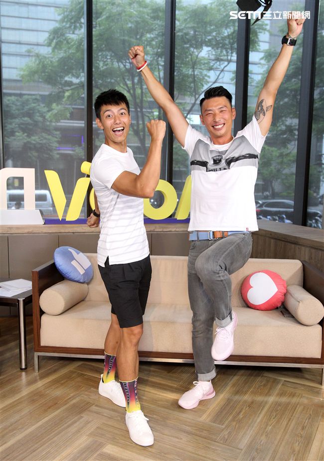 愛玩客主持人賴東賢、賴俊龍安安大明星。（記者邱榮吉/攝影）