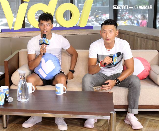 愛玩客主持人賴東賢、賴俊龍安安大明星。（記者邱榮吉/攝影）