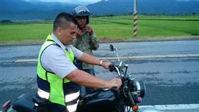 機車拋錨…老翁絕望站路邊！暖警挽袖修好車助他返家
圖／翻攝自花蓮縣警察局玉里分局臉書
