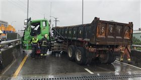 新北市,土城,台65,土城二出口,折甘蔗,砂石車,自撞,