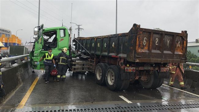 閃車不慎自撞護欄　釀台65交通受阻
