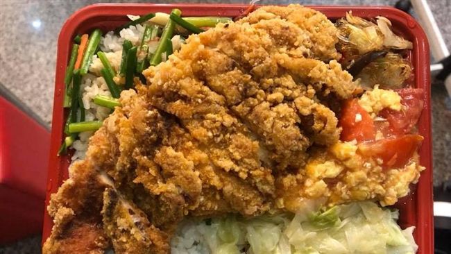 夜市裡的便當店…一片雞排引網友暴動