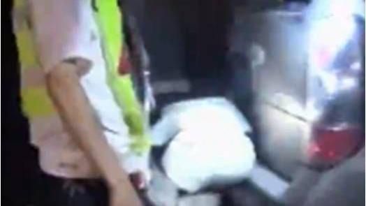 醉男半蹲卡兩車間睡覺　警察一看傻眼
