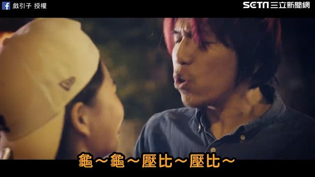 演出員警遇撒嬌情侶　網友笑：神還原
