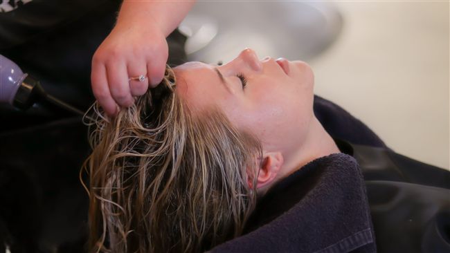 洗頭水柱太強？客提告　美髮師超傻眼