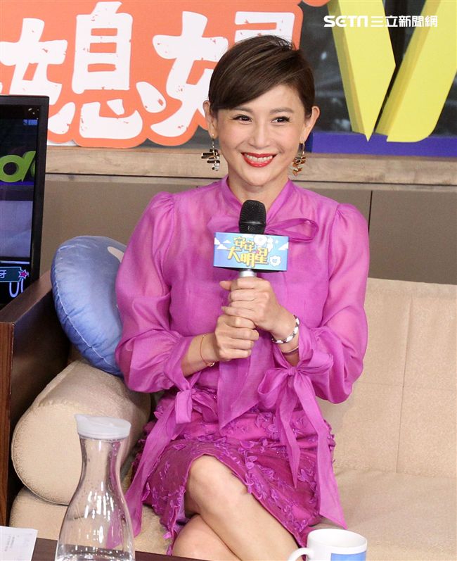 金家好媳婦鄭仲茵、大牙安安大明星。（記者邱榮吉/攝影）