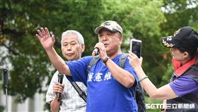 八百壯士聚集立法院外反年改抗議，吳斯懷。 （圖／記者林敬旻攝）