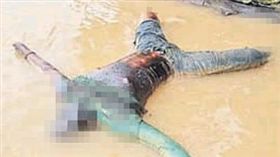 馬來西亞沙勞越詩巫市達叻河上的男性浮屍（圖／翻攝自《中國報》）