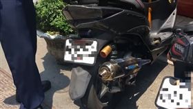 大媽牽車自己去燙到排氣管，氣得要車主賠她醫藥費。（圖／翻攝YouTube）