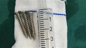 哥哥餵弟弟吃「螺絲釘」，男嬰吐出泡泡、口唇發紫把媽媽嚇歪。（圖／翻攝河南商報）