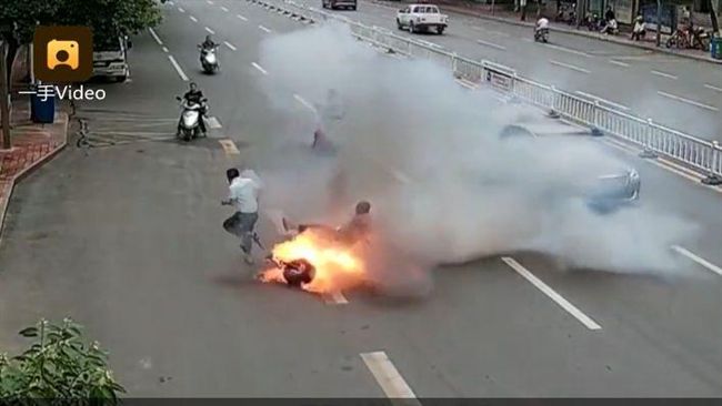 電動車路上爆炸起火　2人急跳車逃命
