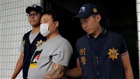 陸戰隊士兵被殺　警方仍暫定為誤認（1）屏東潮州鎮2日發生鬥毆案，造成海軍陸戰隊何姓士兵身亡，警方6日清晨在台南善化區逮捕疑似開槍的洪姓嫌犯（中），目前暫定何姓士兵是被誤殺。中央社記者郭芷瑄攝　107年6月6日