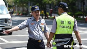 １６：９
萬安演習，民眾車輛配合警方疏散。 （圖／記者林敬旻攝）