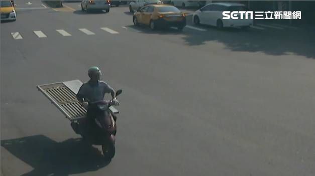 男騎車載鐵門銷贓　警逮人嘆天生神力