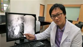 雙和醫院小兒外科醫師魏晉弘說，無肛症源於胚胎發育不完全，國內發生率約四千分之一至五千分之一，且性別比例相同。（圖／記者楊晴雯攝）