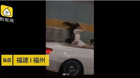 愛美不怕死！男開敞篷BMW載4妹　姿勢高的嚇人