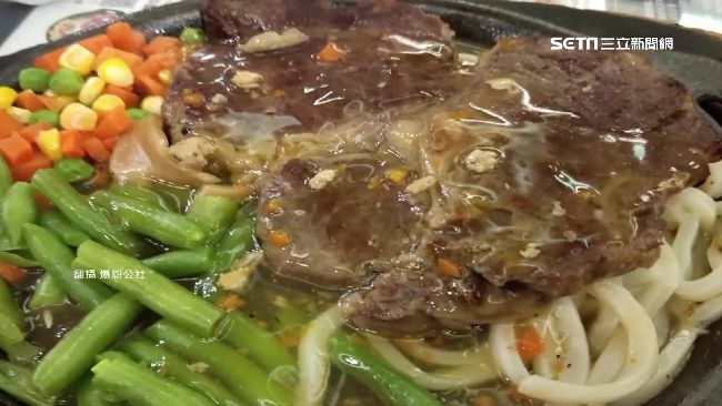 牛排淋「透明濃稠汁」　網友崩潰倒胃