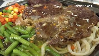 牛排淋「透明濃稠汁」　網友崩潰倒胃