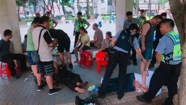 警巧扮「籃球客」　公園逮獲賭博集團