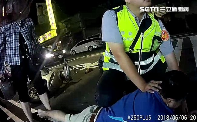 男被開單飆警「X」秒變臉：我罵老婆