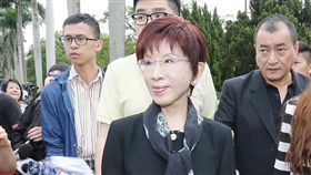 台大新五四運動　洪秀柱到場台大師生4日下午4點在台大校園內的傅鐘前發起「捍衛大學自治，守護學術自由」行動，抗議教育部駁回台大校長遴選結果，前國民黨主席洪秀柱（前中）也到場。中央社記者郭日曉攝　107年5月4日