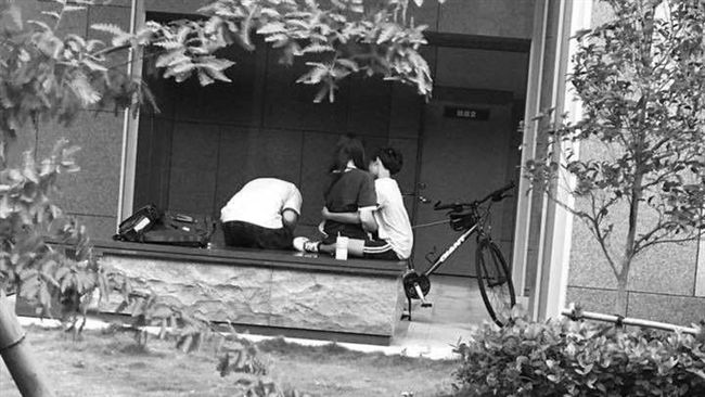 男同學旁邊看　國中情侶戶外喇舌摸胸