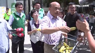 搶救果農！蘇貞昌見人就送「香蕉」