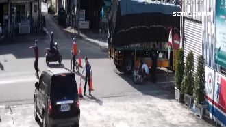 聯結車驚險擦撞！7旬婦摔車底腳遭輾