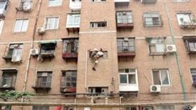 「救得了我一生？」少女鬧跳樓輕生　熱血警：見一次救一次
圖翻攝自中國新聞網