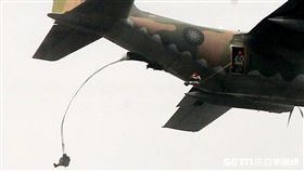 台中清泉崗基地執行漢光34號演習「聯合反空(機)降作戰演練」 傘兵 記者邱榮吉攝