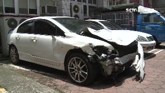轎車自撞！疑安全氣囊金屬卡駕駛左胸