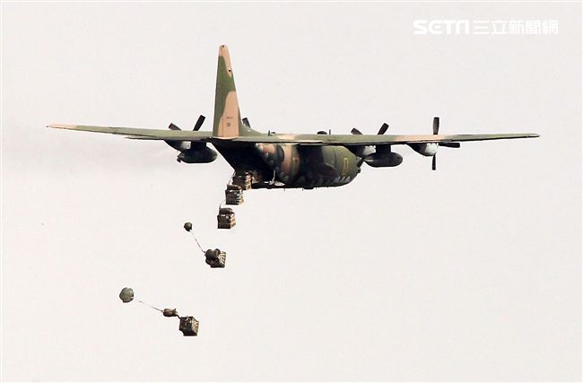 漢光34號演習於7日上午台中清泉崗「聯合反空(機)降作戰演練」順利完成， C-130搭載162名傘兵從天而架，分成七架次依序跳出開傘完成著陸任務，百人在空中畫面意外有療癒感。（記者邱榮吉/清泉崗拍攝）