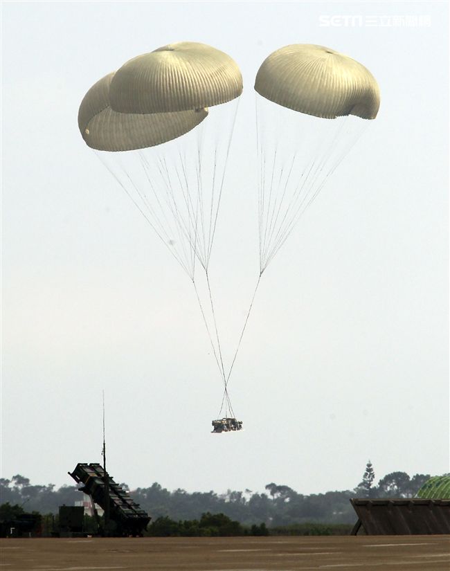 漢光34號演習於7日上午台中清泉崗「聯合反空(機)降作戰演練」順利完成， C-130搭載162名傘兵從天而架，分成七架次依序跳出開傘完成著陸任務，百人在空中畫面意外有療癒感。（記者邱榮吉/清泉崗拍攝）