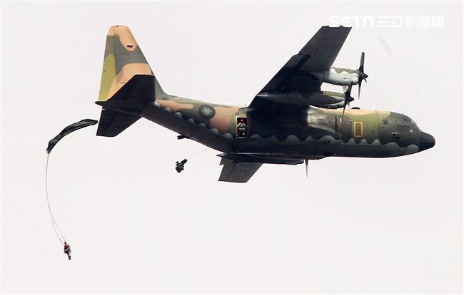 漢光34號演習於7日上午台中清泉崗「聯合反空(機)降作戰演練」順利完成， C-130搭載162名傘兵從天而架，分成七架次依序跳出開傘完成著陸任務，百人在空中畫面意外有療癒感。（記者邱榮吉/清泉崗拍攝）