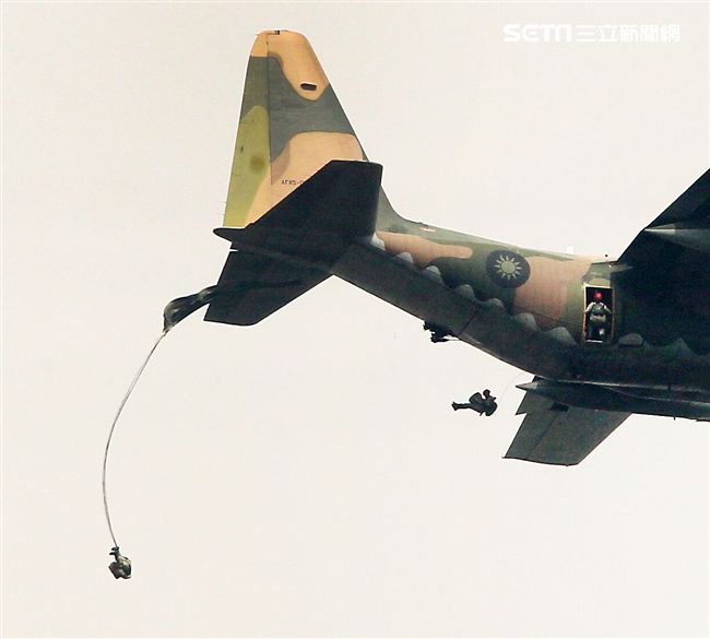 漢光34號演習於7日上午台中清泉崗「聯合反空(機)降作戰演練」順利完成， C-130搭載162名傘兵從天而架，分成七架次依序跳出開傘完成著陸任務，百人在空中畫面意外有療癒感。（記者邱榮吉/清泉崗拍攝）