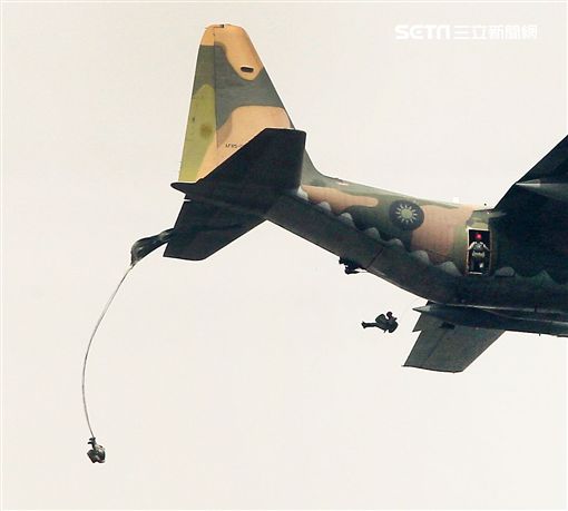 漢光34號演習於7日上午台中清泉崗「聯合反空(機)降作戰演練」順利完成， C-130搭載162名傘兵從天而架，分成七架次依序跳出開傘完成著陸任務，百人在空中畫面意外有療癒感。（記者邱榮吉/清泉崗拍攝）